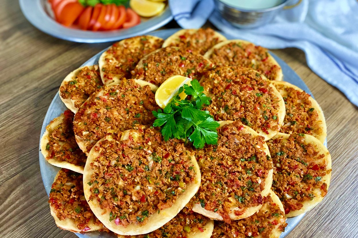 250 Gram Kıymayla 2 Tepsi Fındık Lahmacun Tarifi - 4