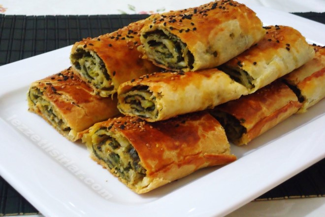 El Açması Ispanaklı Börek Tarifi - 4