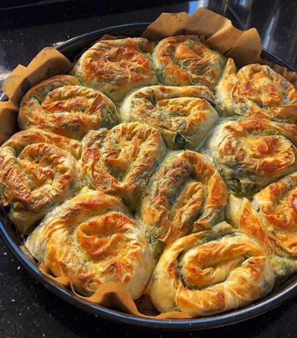 Hazır Yufkadan Ispanaklı Beyaz Peynirli Börek Tarifi - 3