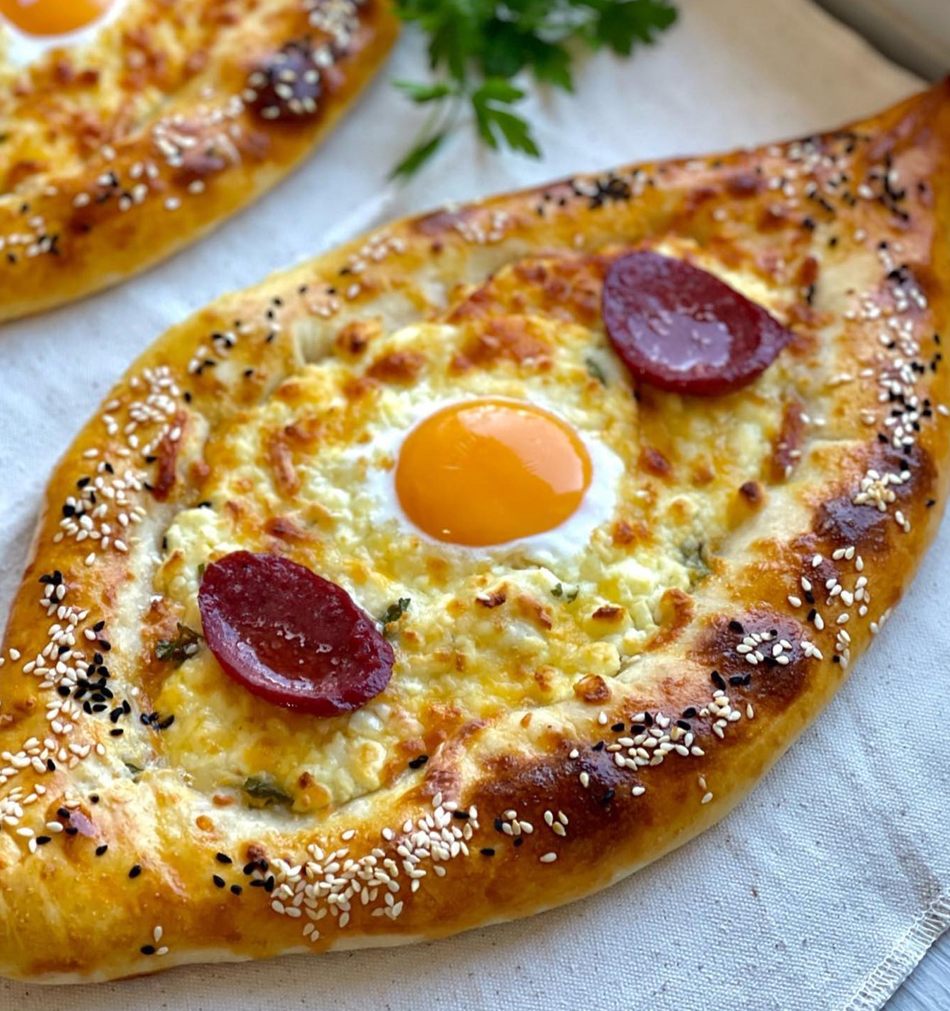 Kaşarlı Yumurtalı Sucuklu Pide Tarifi - 3