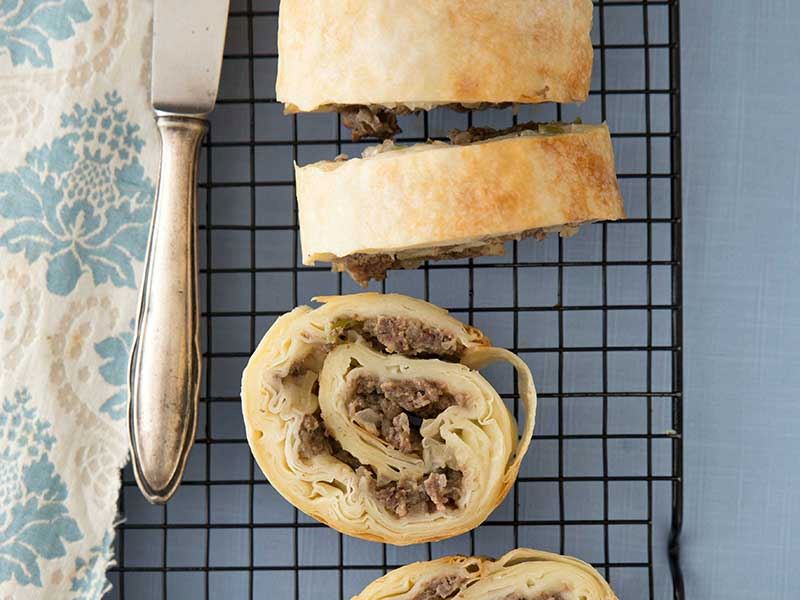 Kıymalı Yoğurtlu Rulo Börek Tarifi - 6