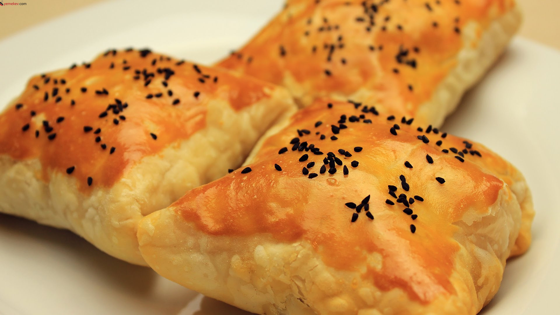 Pırasalı Unlu Bohça Börek Tarifi - 7